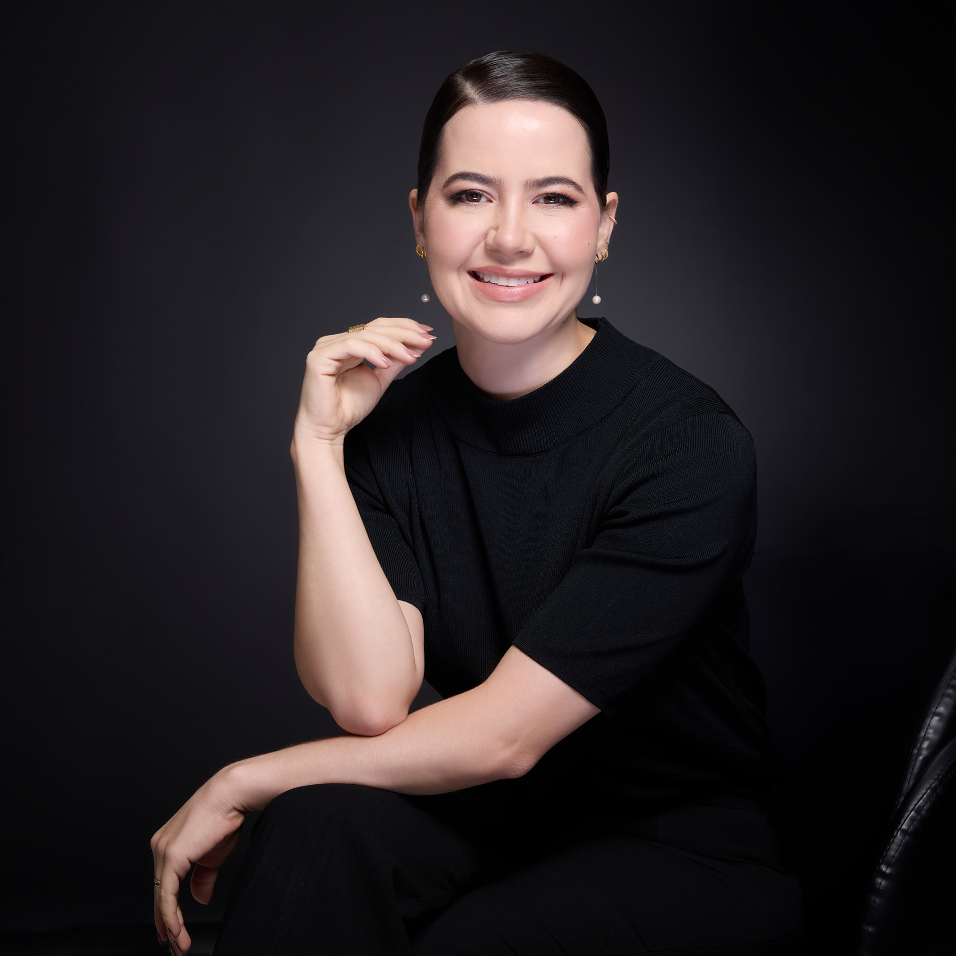 Dra. Taiane Terra em consultório, retrato em estúdio
